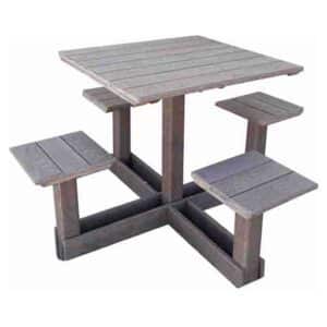 Mesa com 4 Bancos de Madeira Plástica