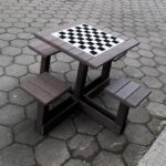 Mesa com Bancos de Madeira Plástica