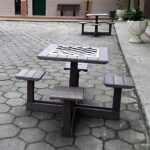 Mesa com Bancos de Madeira Plástica