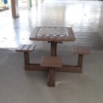 Mesa com Bancos de Madeira Plástica